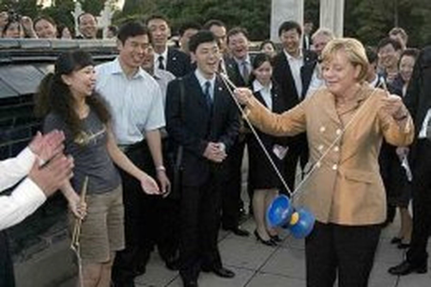 Angela Merkel bregður á leik í nágrenni forboðnu borgarinnar í …