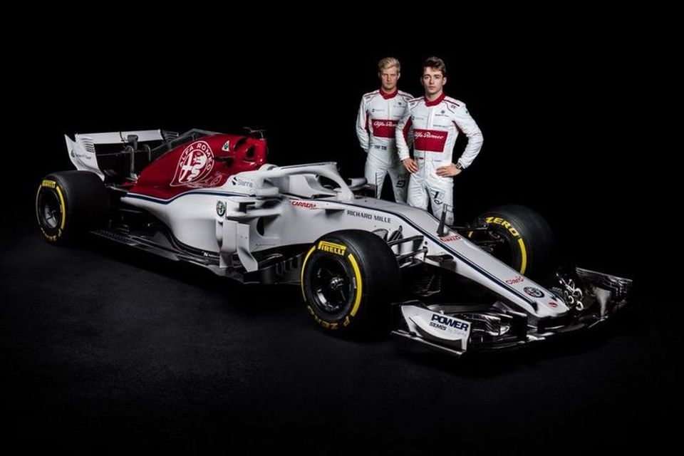 Marcus Ericsson (t.v.) og Charles Leclerc við keppnisbíl Sauber 2018.