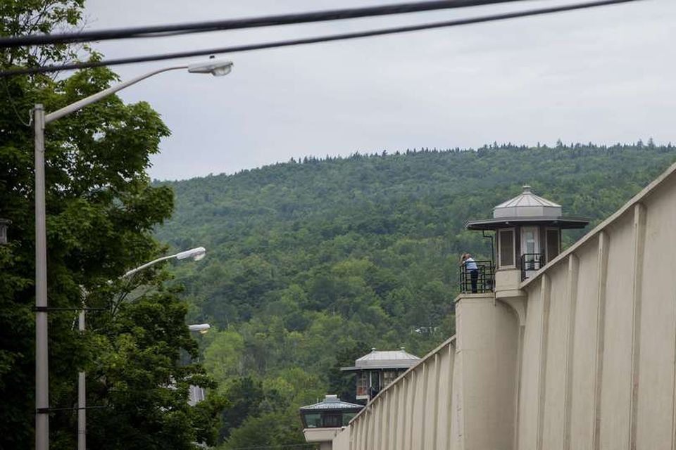 Mennirnir sluppu úr fangelsi í Dannemora, New York. Hér má sjá fangaverði standa við vegg …