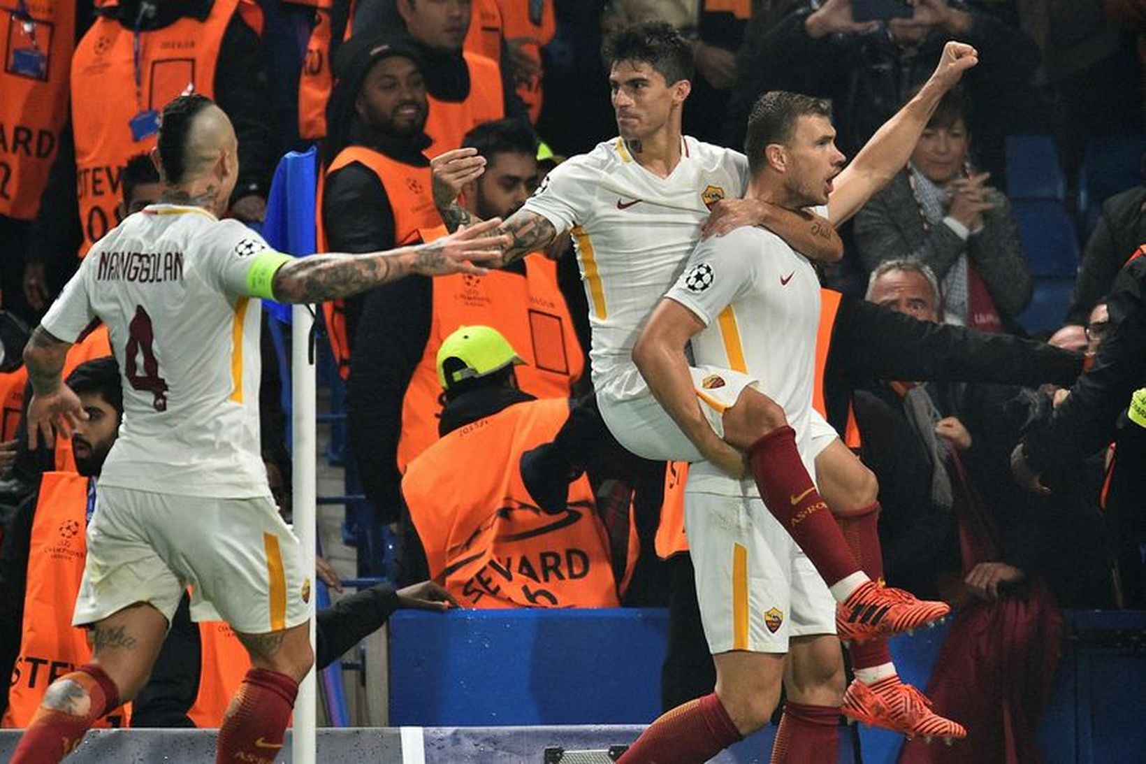 Leikmenn Roma fagna marki Edin Dzeko gegn Chelsea með stuðningsmönnum …