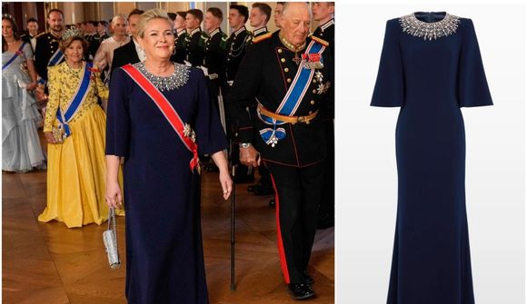 Halla glitraði í dökkbláum síðkjól