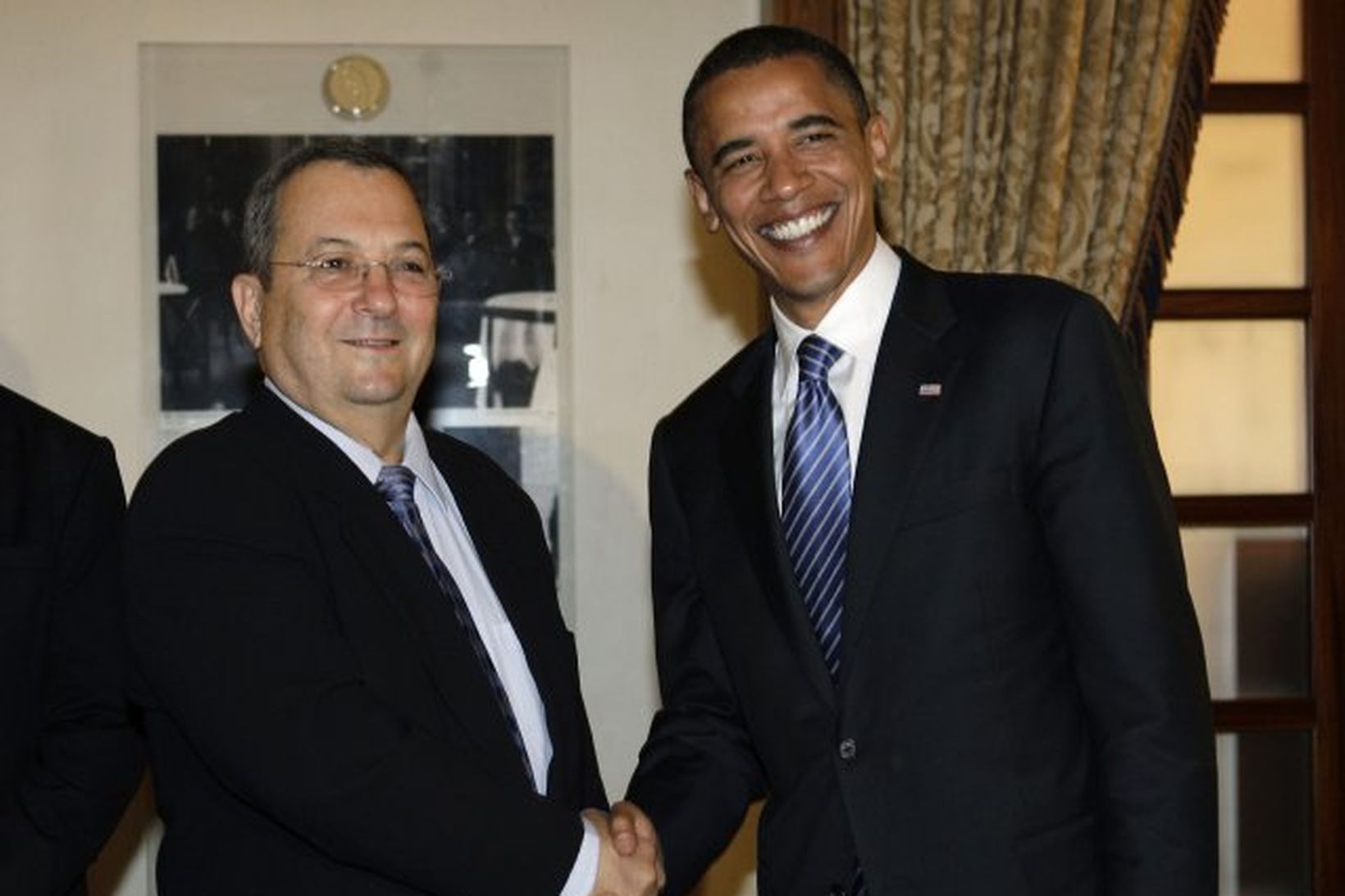 Ehud Barak heilsar hér Barack Obama í Jerúsalem í dag.