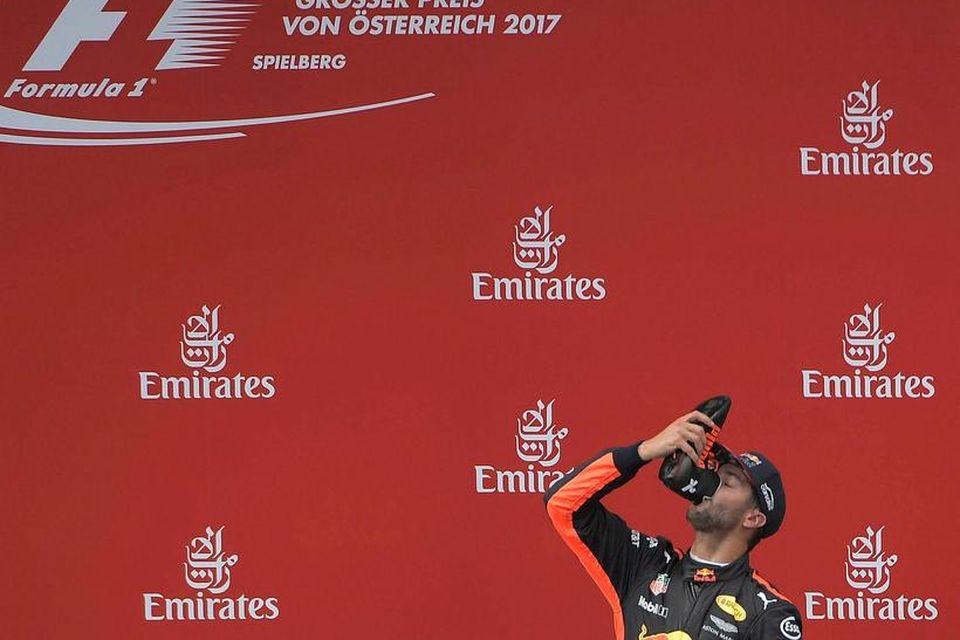 Daniel Ricciardo brá ekki út af venju og fagnaði pallsæti með því að bergja á …