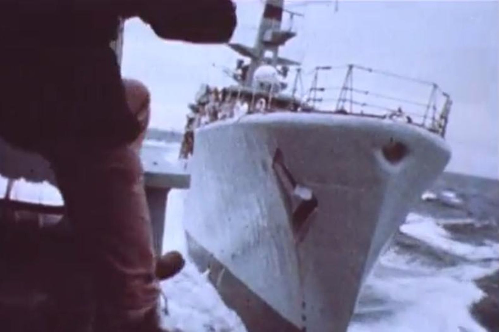 Breska freigátan HMS Leander gerir sig líklega til þess að …