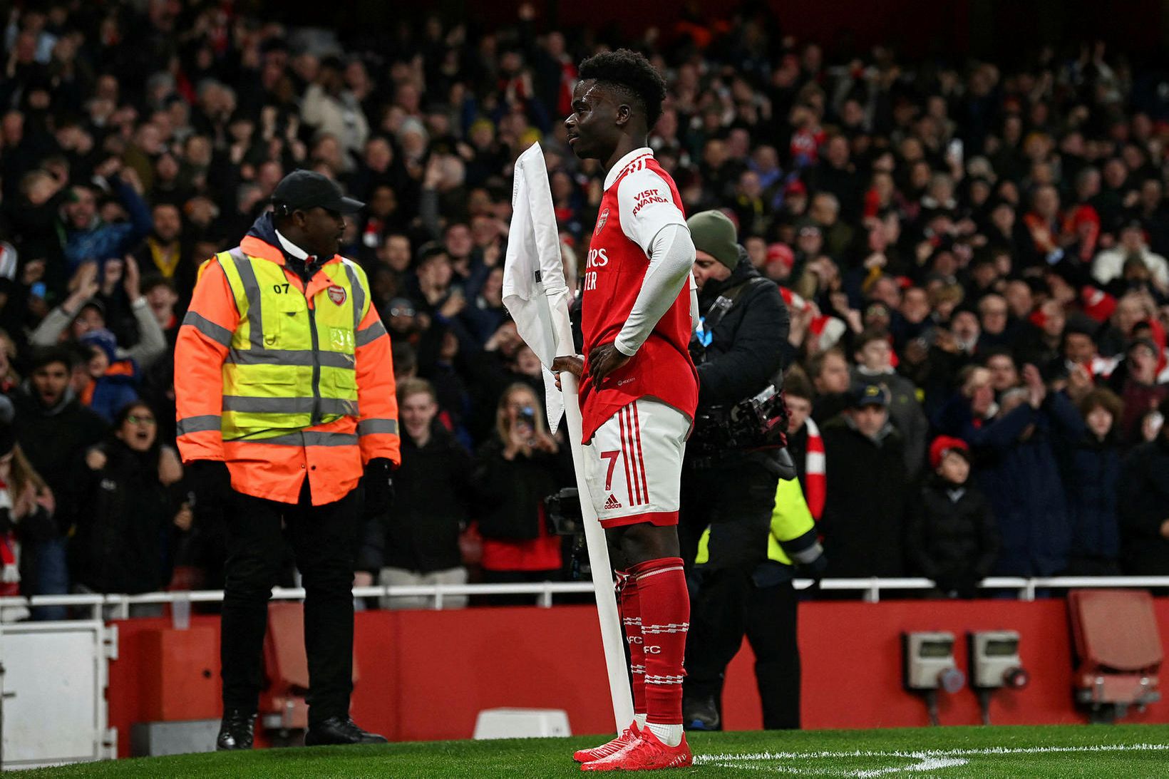 Bukayo Saka fagnar marki sínu að hætti Thierry Henry í …