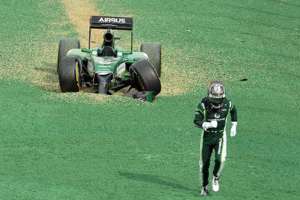 Kamui Kobayashi hleypur í skjól eftir að hafa kálað Caterhambílnum í fyrstu beygju í Melbourne.