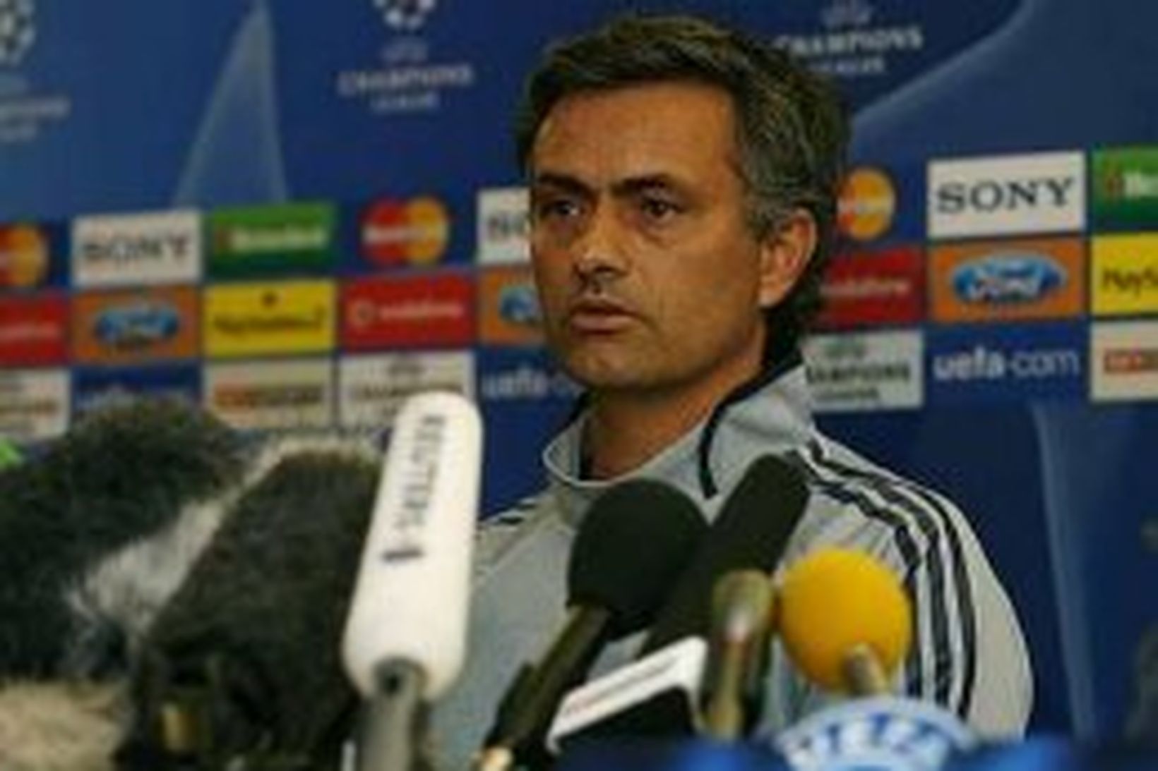 José Mourinho situr fyrir svörum á blaðamannafundi í gær. Hann …