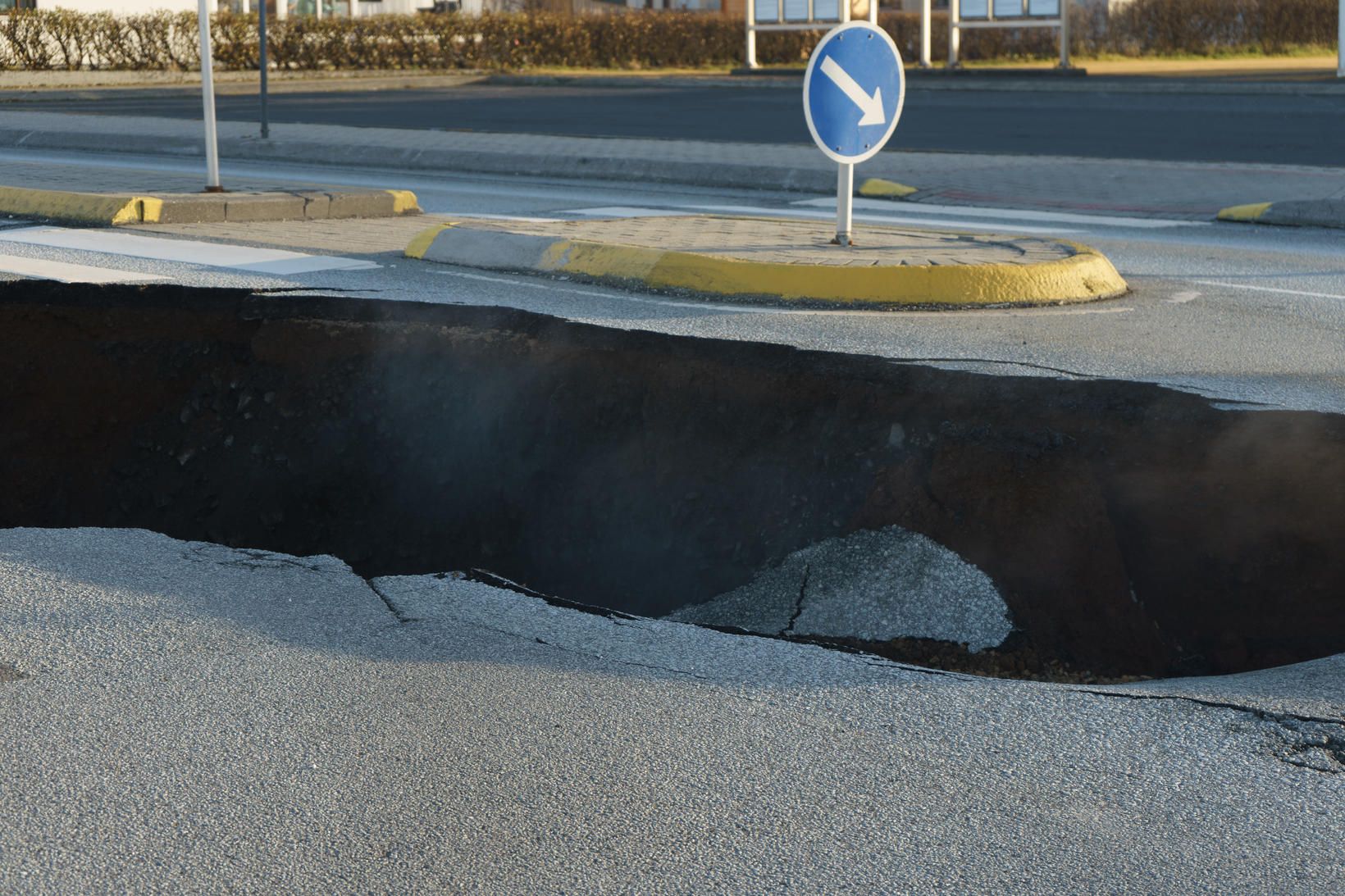 Margar götur í Grindavík eru illa farnar eftir náttúruhamfarirnar.