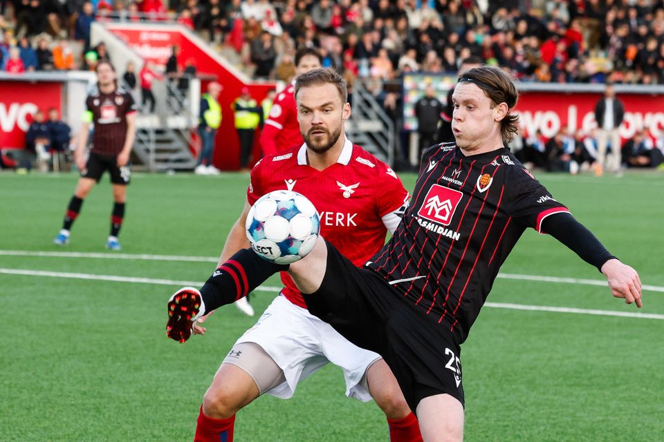 Hólmar Örn Eyjólfsson og Valdimar Þór Ingimundarson eigast við á Hlíðarenda í kvöld.