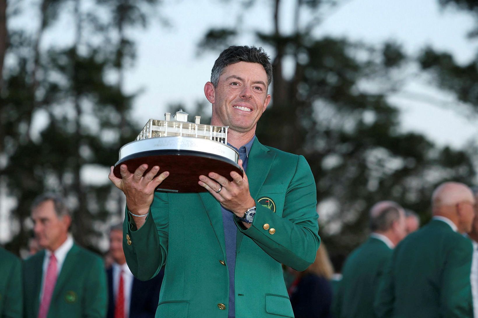Rory McIlroy með Masters-bikarinn.