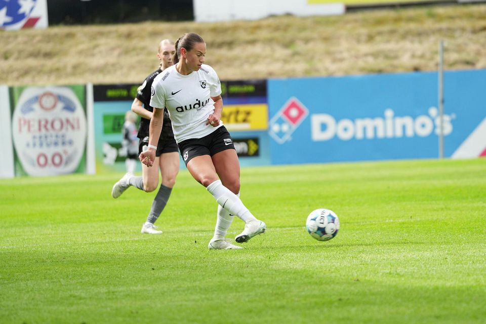 Deja Sandoval í liði FH með boltann í dag.