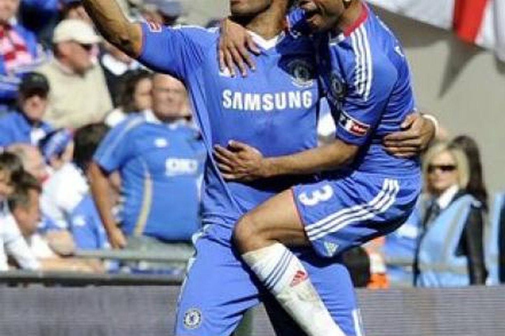 Didider Drogba og Ashley Cole fagna sigurmarkinu.