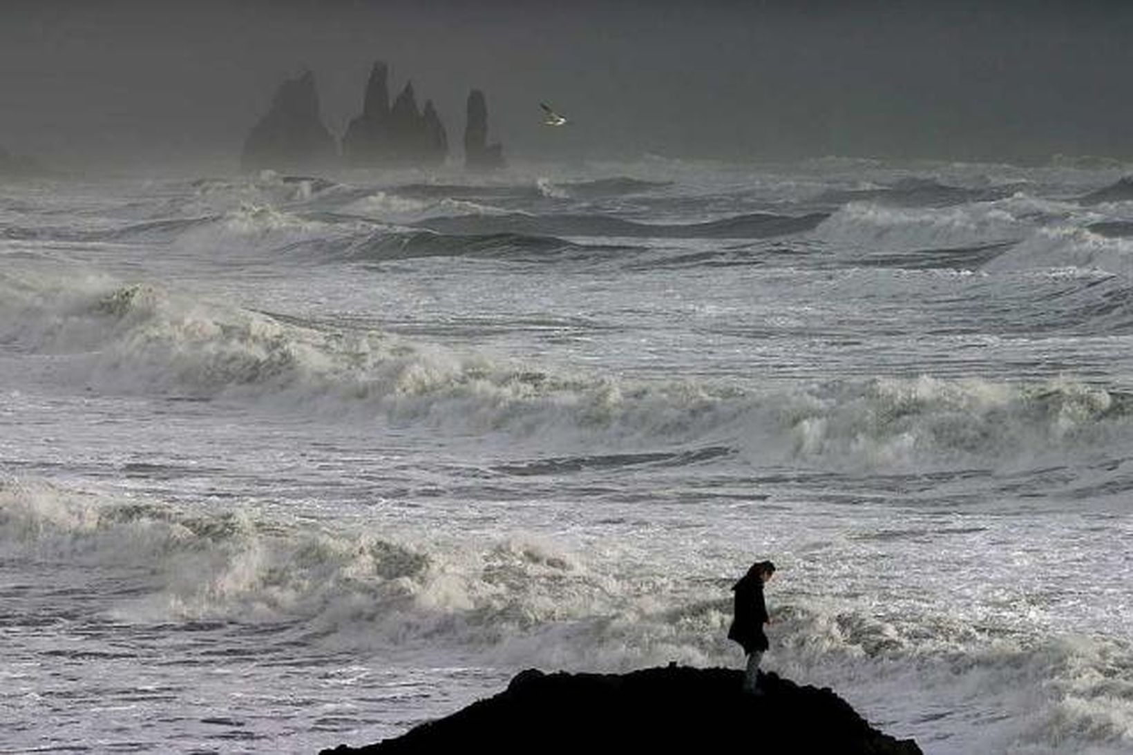 Brim við Reynisdranga.