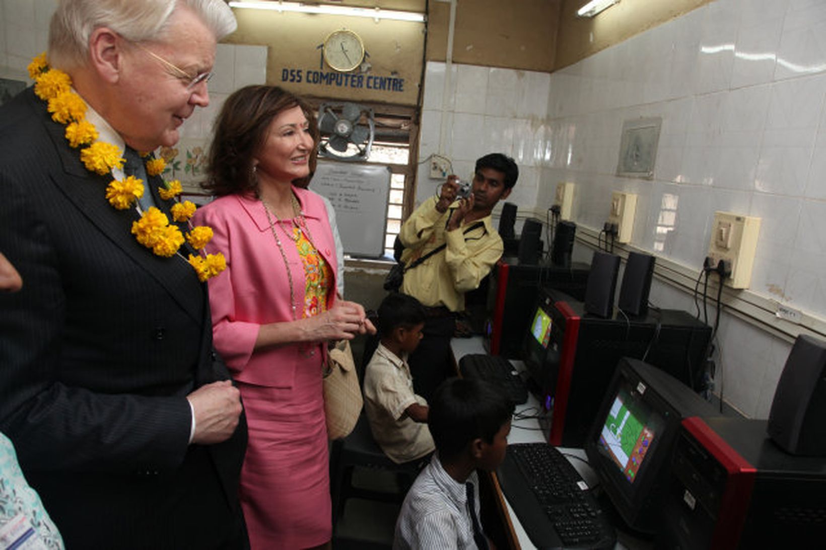 Ólafur Ragnar og Dorrit skoða tölvuver í skóla í Mumbai.