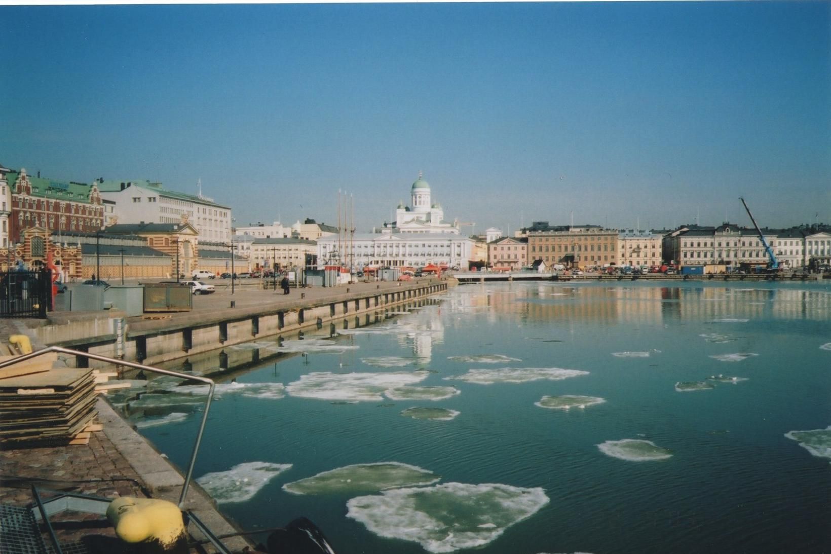 Finnska höfuðborgin Helsinki og dómkirkjan Helsingi toomkirik fyrir miðri mynd. …