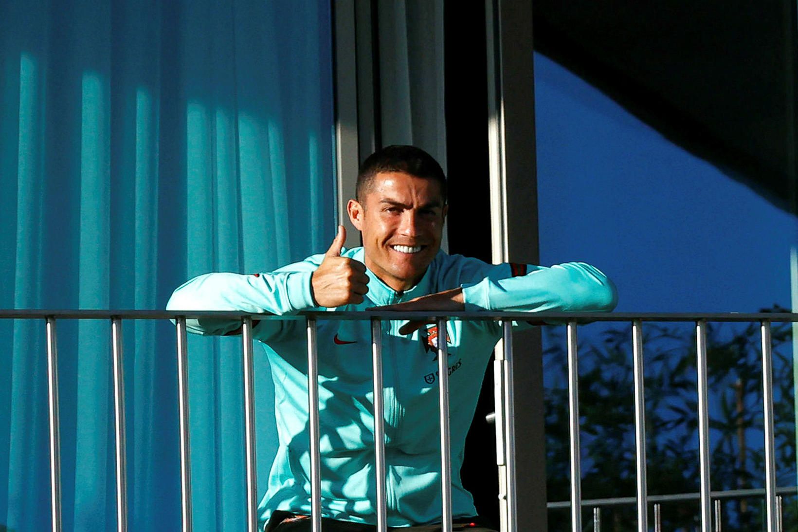 Cristiano Ronaldo á svölum hótels portúgalska landsliðsins þar sem hann …