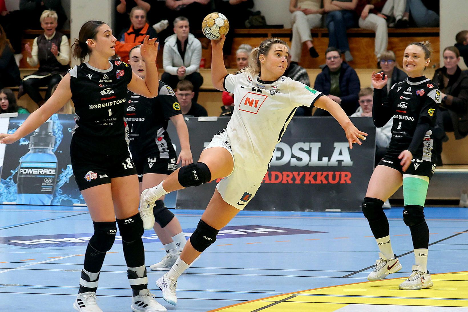 Ásdís Guðmundsdóttir í leik með ÍBV á móti KA/Þór.