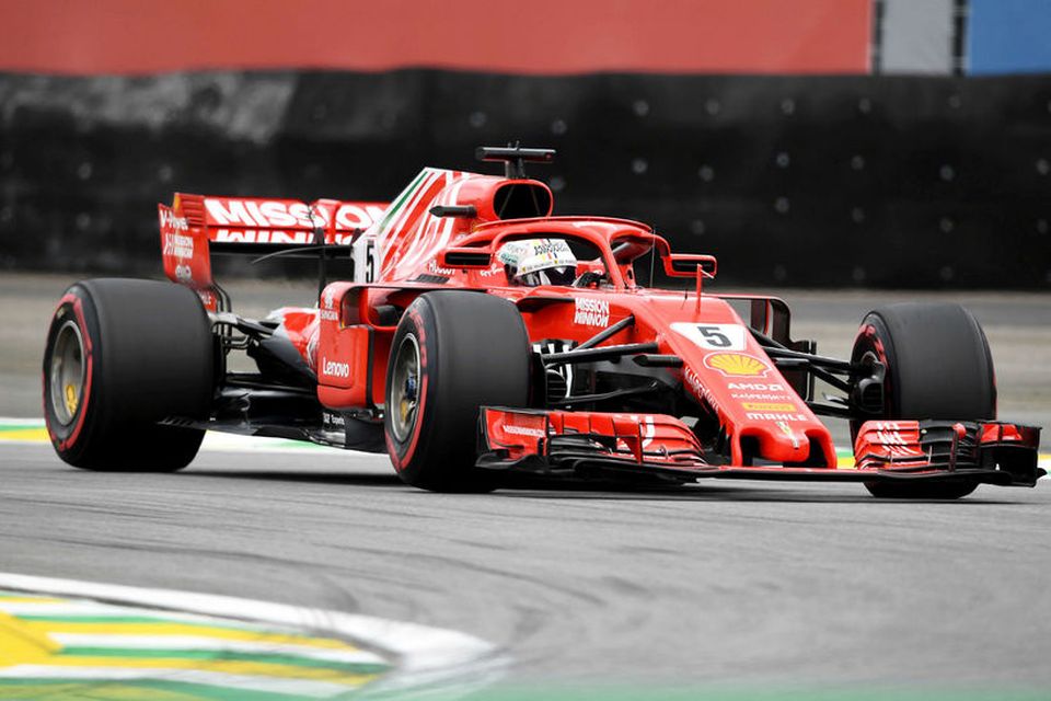 Sebastian Vettel á leið til besta tíma á lokaæfingunni í Sao Paulo.