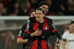 Enes Ünal fagnar eftir að hafa tryggt Bournemouth stig gegn West Ham í desember.