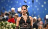 Söngkonan Dua Lipa er meðal listamanna sem skrifuðu undir áskorun um að stjórnvöld gæfu tæknifyrirtækjum …