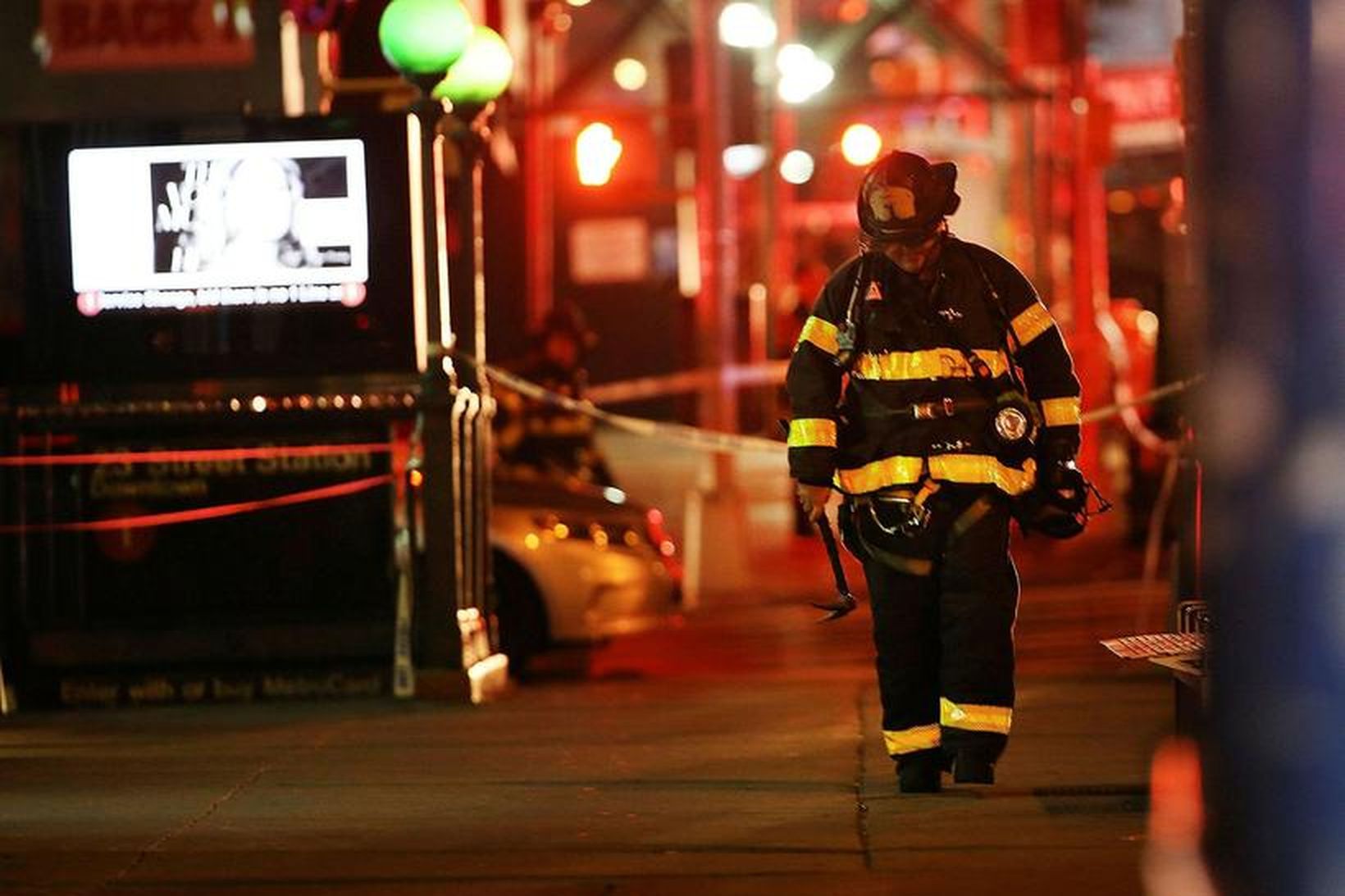 Frá vettvangi í New York-borg í gærkvöldi.