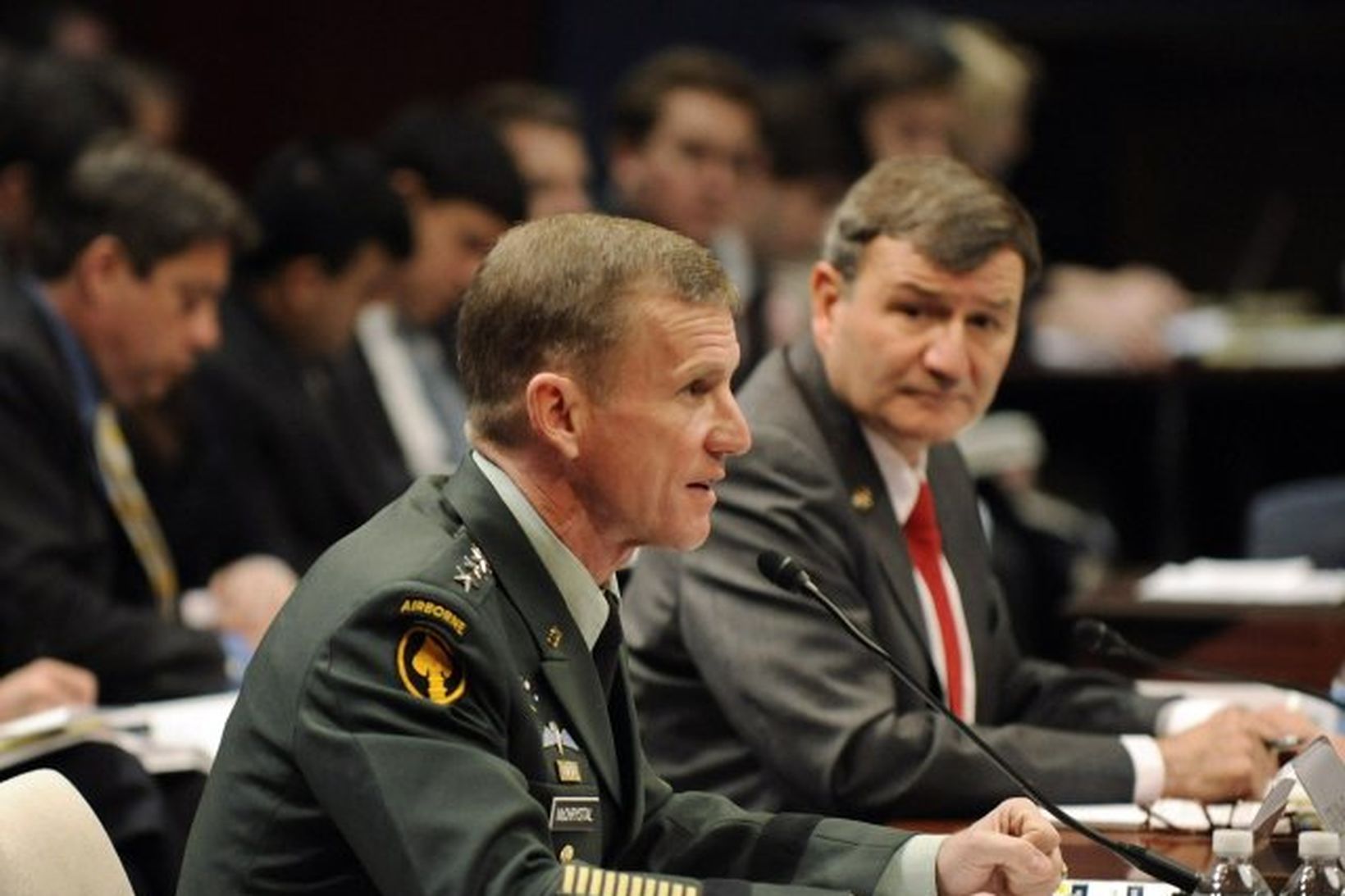 Stanley McChrystal hershöfðingi (t.v.) svarar spurningum hermálanefndar öldungadeildar Bandaríkjaþings.