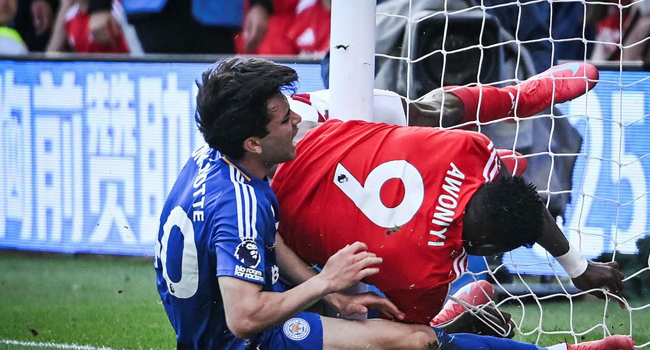 Taiwo Awoniyi skellur á stönginni í tilraun sinni til að ná til boltans í leiknum …