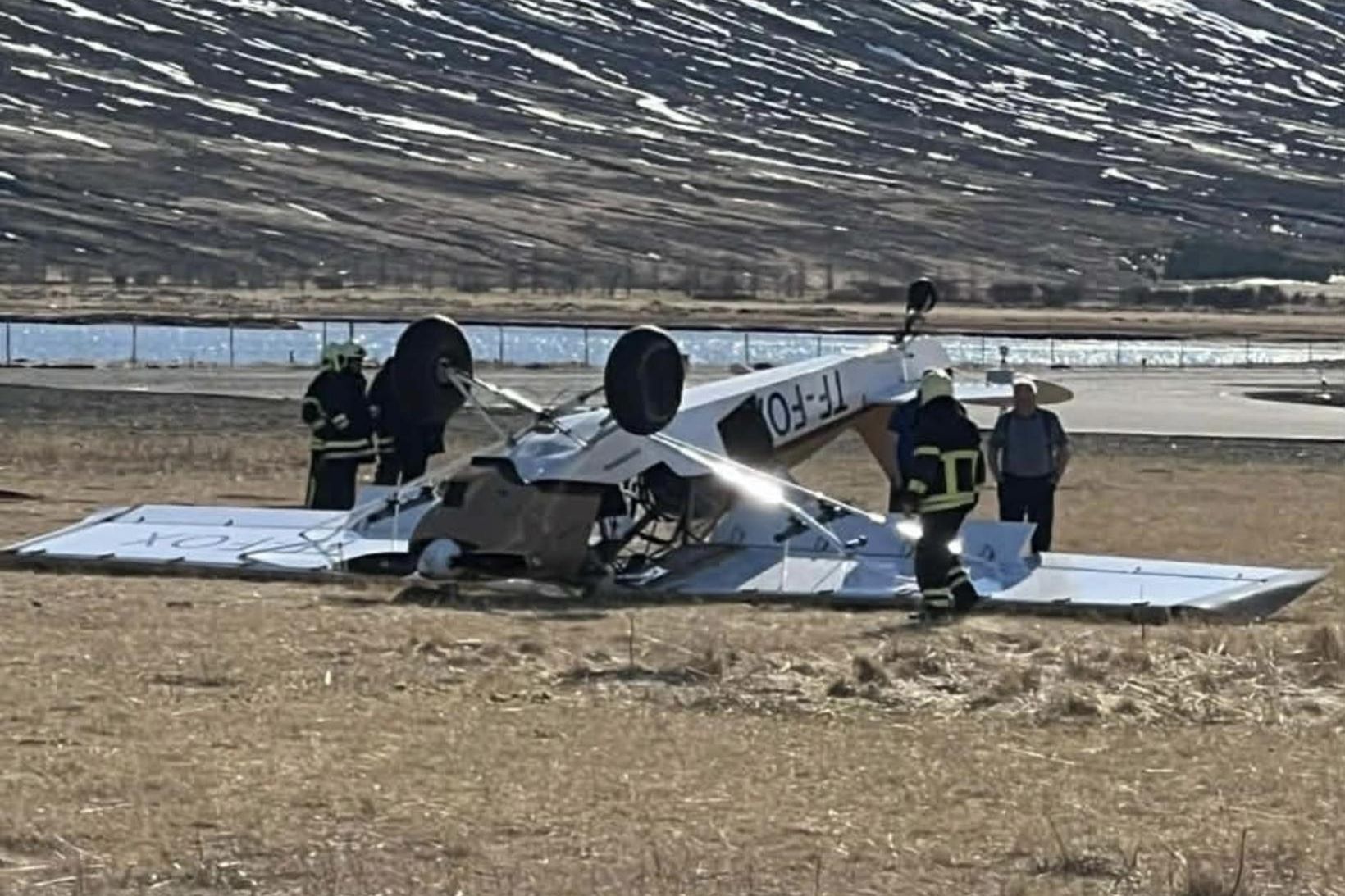 Flugvél hvolfdi við lendingu
