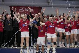 Hildur tekur við bikarnum í leikslok.