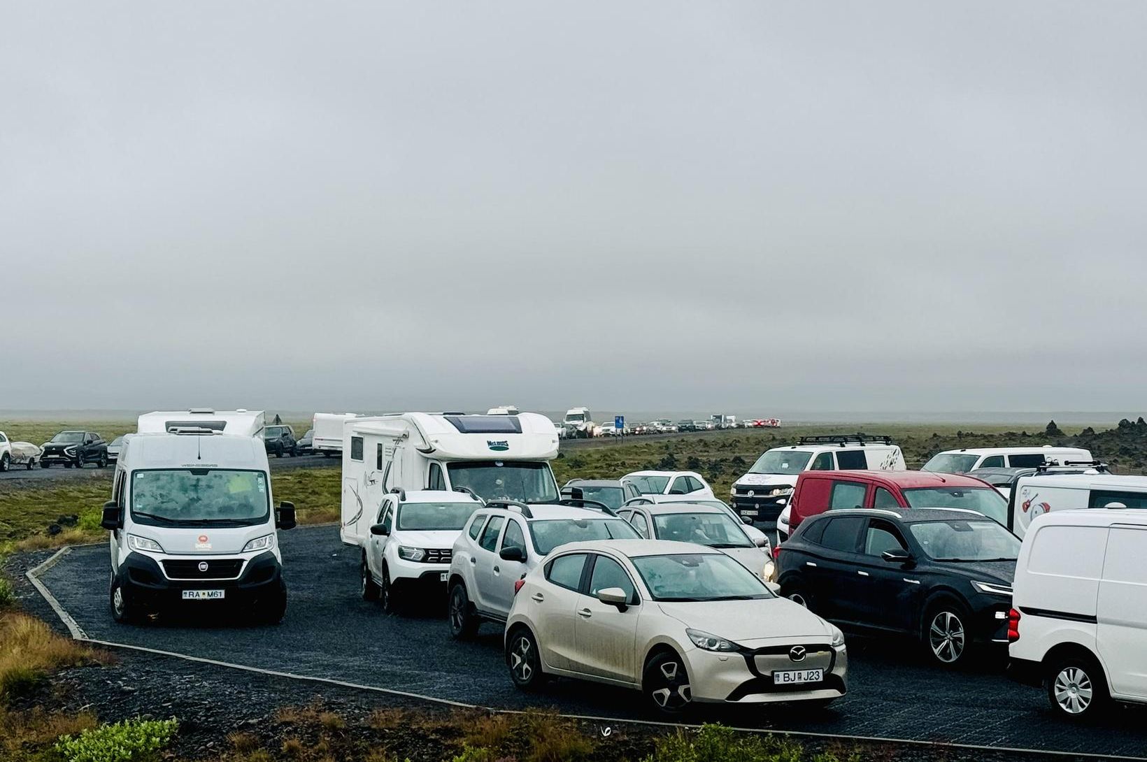 Opna veginn að austanverðu: Um 200 bílar í röð