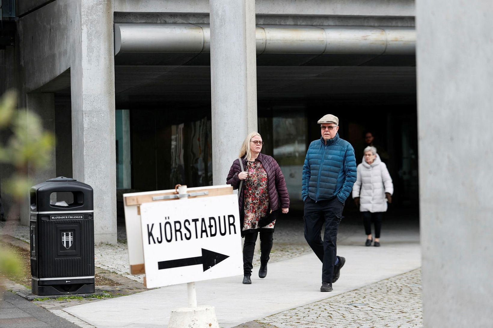 Kjósendur óvanir biðinni: Fólk að tínast burt