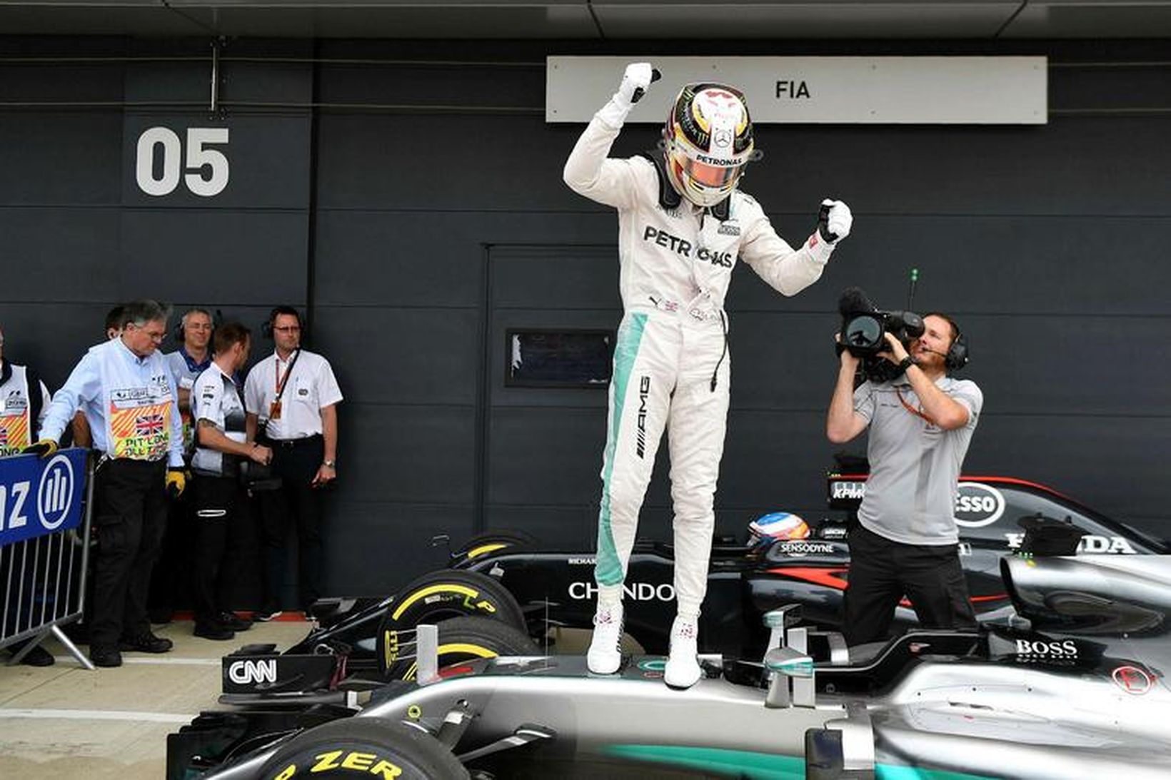 Lewis Hamilton fagnar ráspólnum í Silverstone.