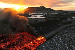 Þessi mynd var tekin fyrir tæplega klukkustund síðan og sýnir að hraunið er rétt ókomið …