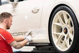 Lokahöndin lögð bíl í verksmiðju Porsche. Framleiðendur eru í kapphlaupi við tímann.