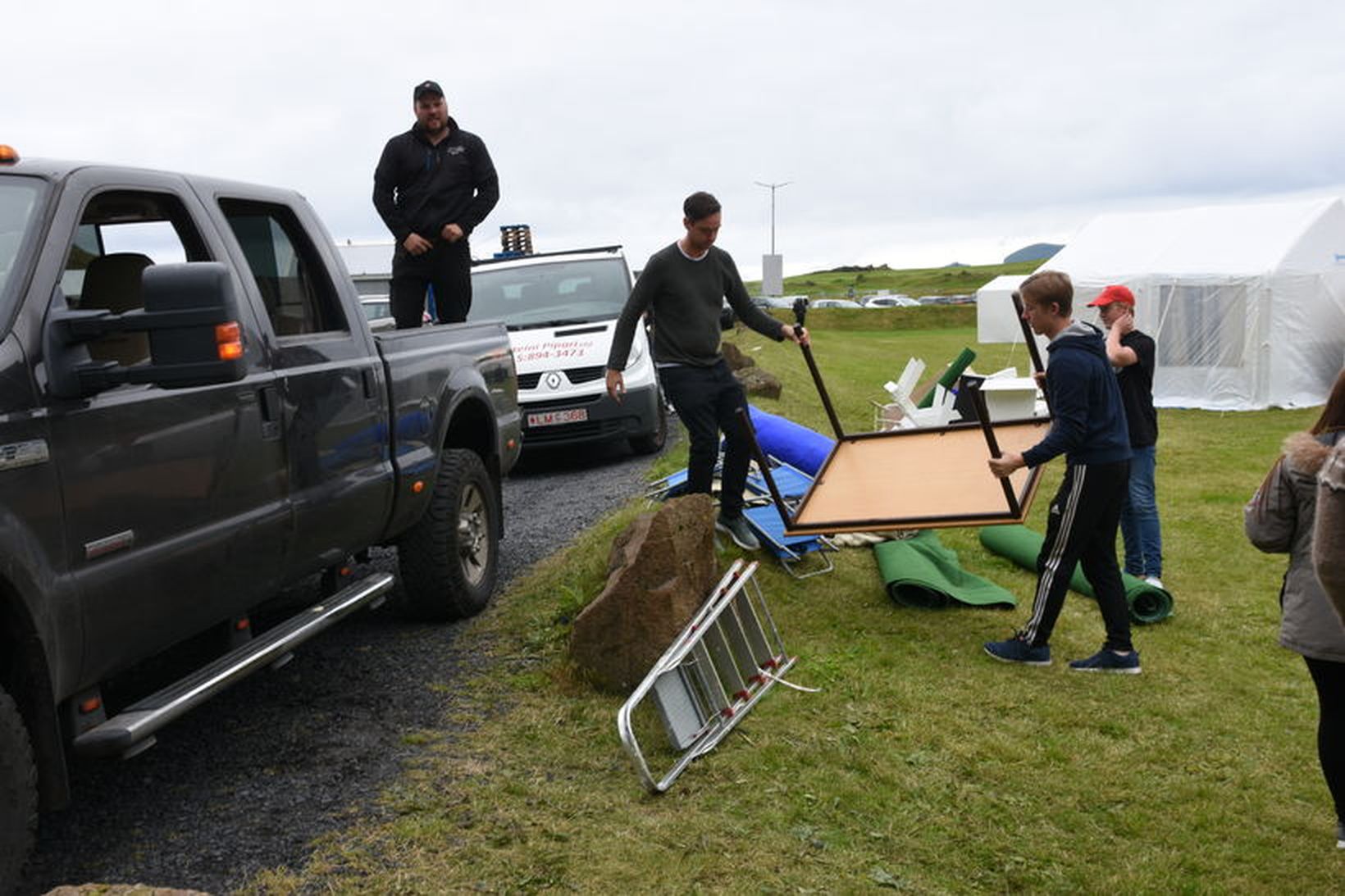 Allar hendur leggjast á eitt við uppsetningu hvítu tjaldanna.