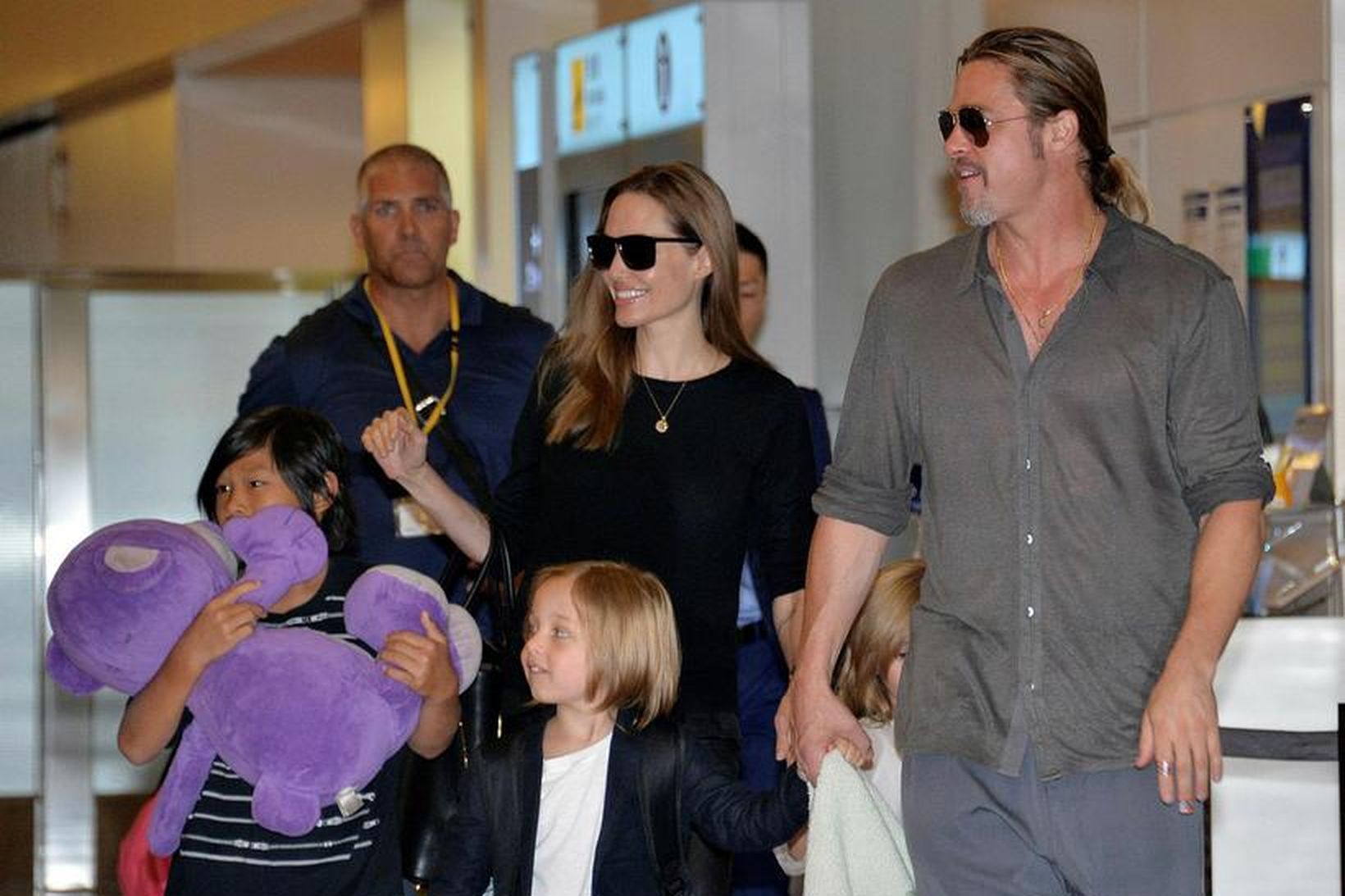 Angelina Jolie, Brad Pitt og hluti barna þeirra, á meðan …
