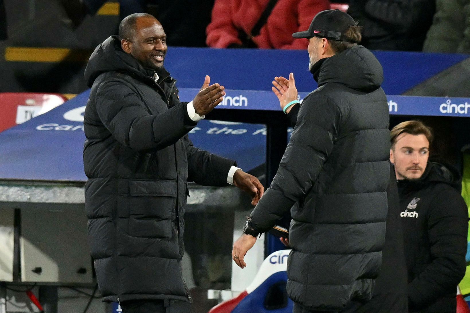 Patrick Vieira og Jürgen Klopp takast í hendur að leik …