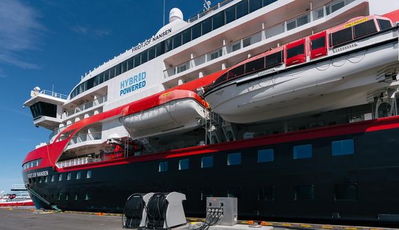 Stungu skemmtiferðaskipi í samband á Miðbakka