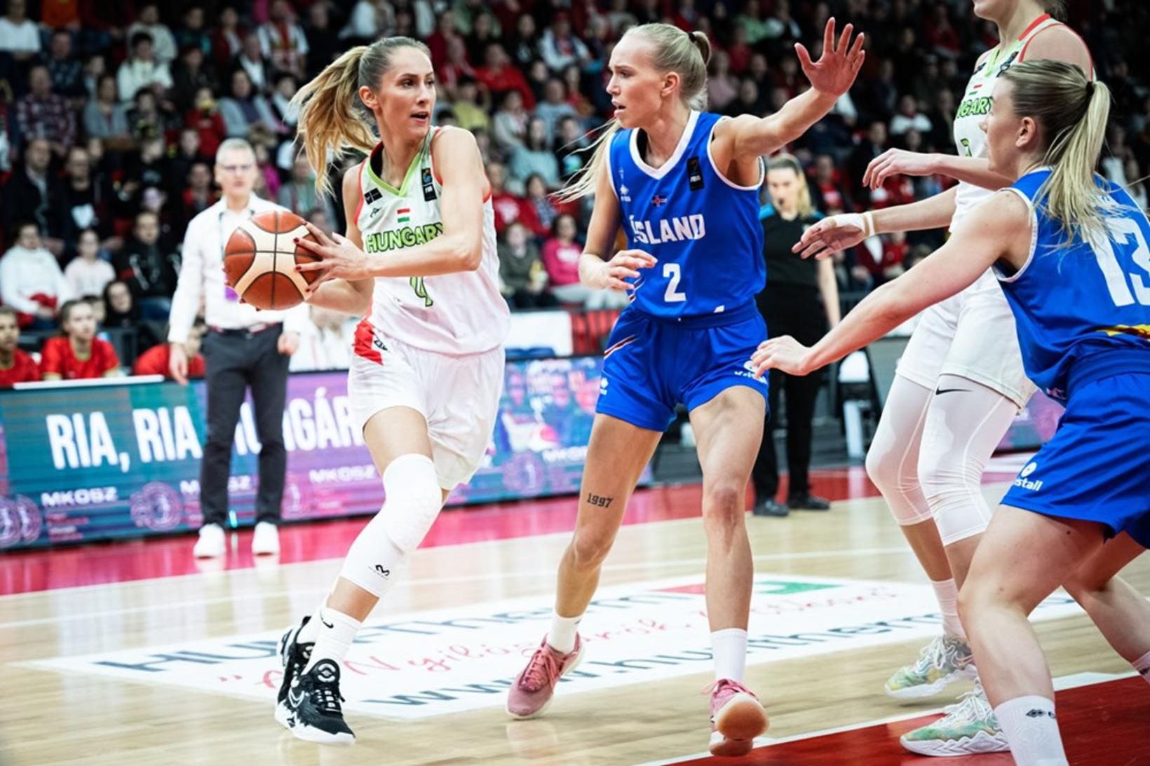 Debora Dubei og Isabella Ósk Sigurðardóttir í leiknum í dag.