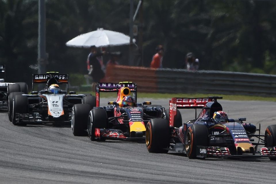 Max Verstappen í beygju í Sepang á undan Daniil Kvyat á Red Bull og Sergio …