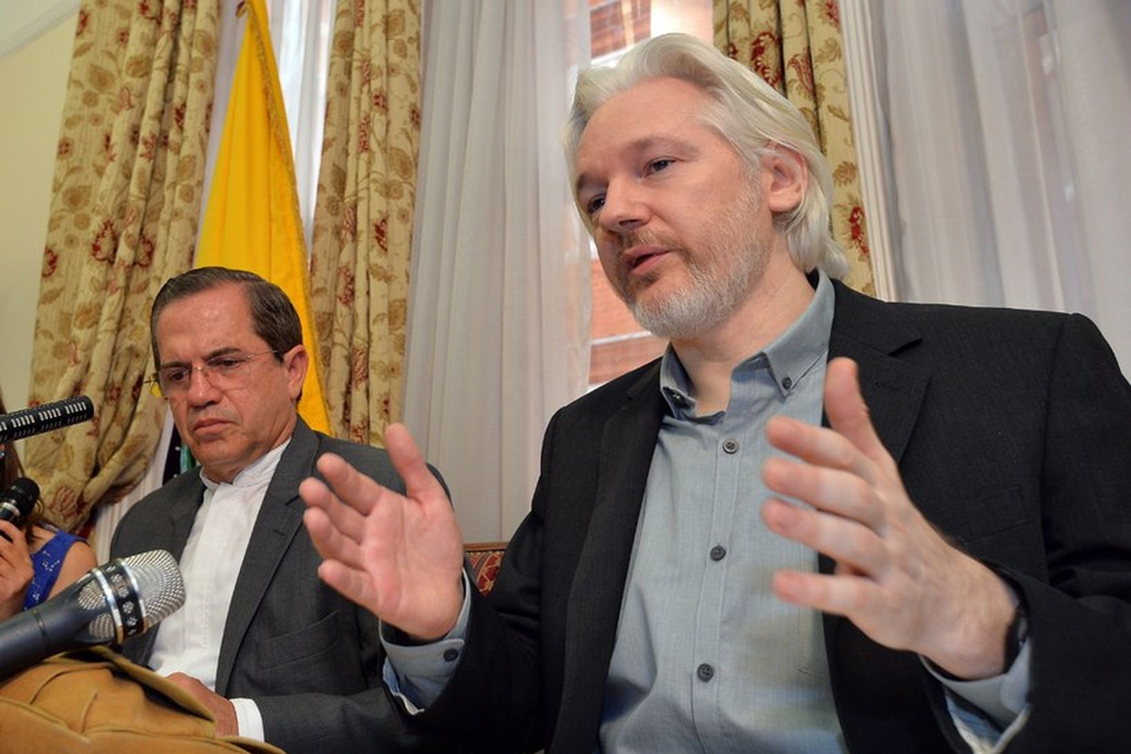 Julian Assange ræddi við blaðamenn í morgun ásamt Ricardo Patino, …