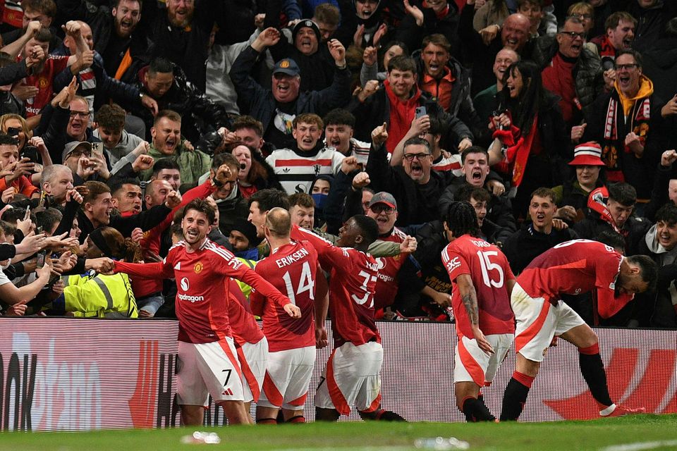 Leikmenn United fagna sigurmarkinu.