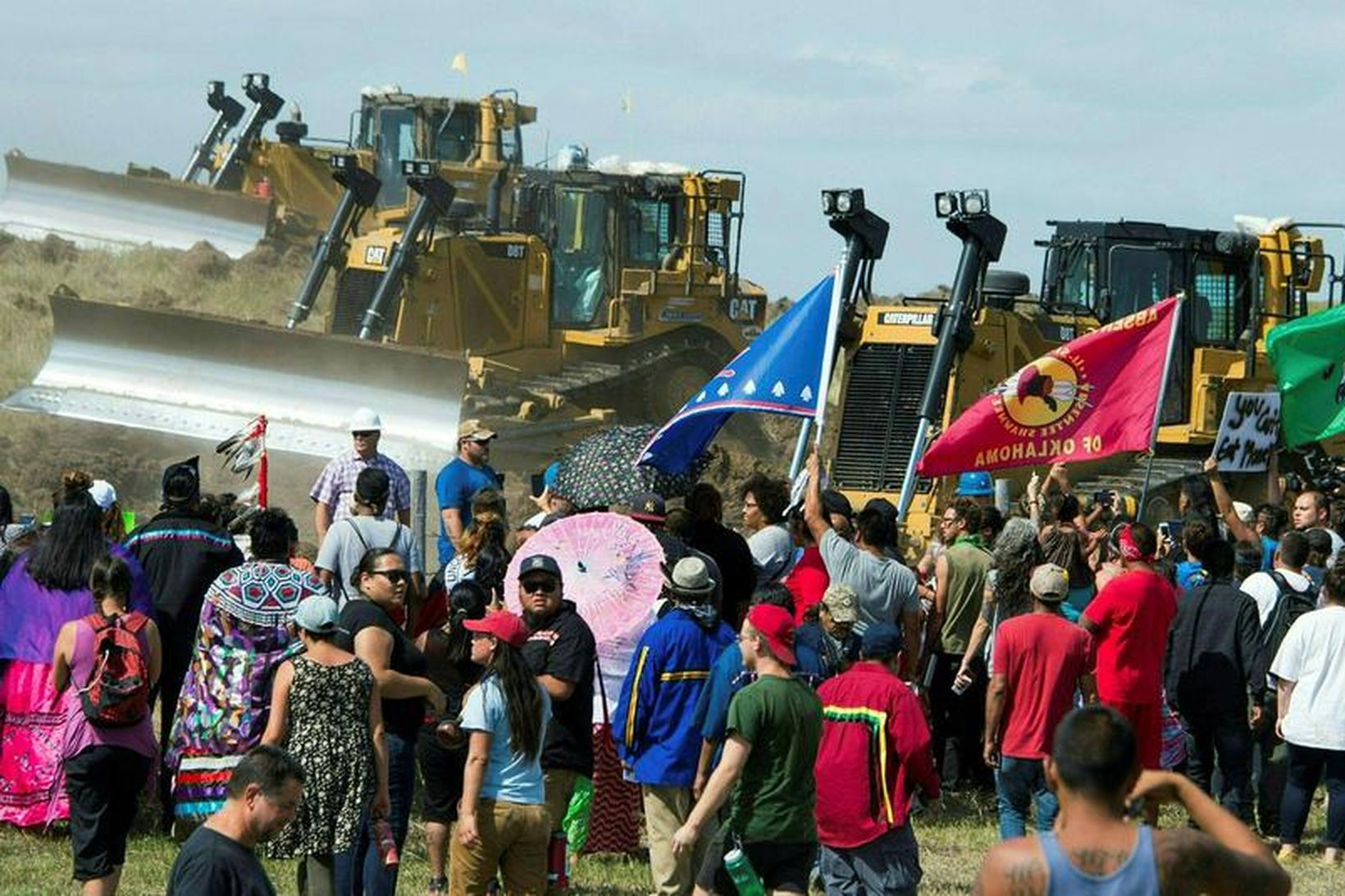 Frumbyggjar stöðva jarðýtur sem vinna við Dakota Access-olíuleiðsluna í Norður-Dakóta.