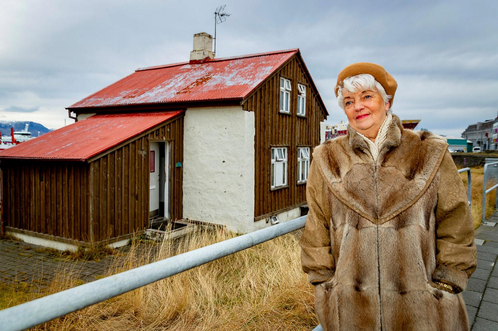 Garðhús. Sigrún við æskuheimili Þuríðar, Garðhús í Reykjavík, það er …