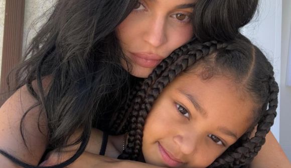 Fyrsta förðunar­myndband Kylie og Stormi