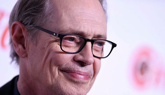 Steve Buscemi kýldur á götu í New York