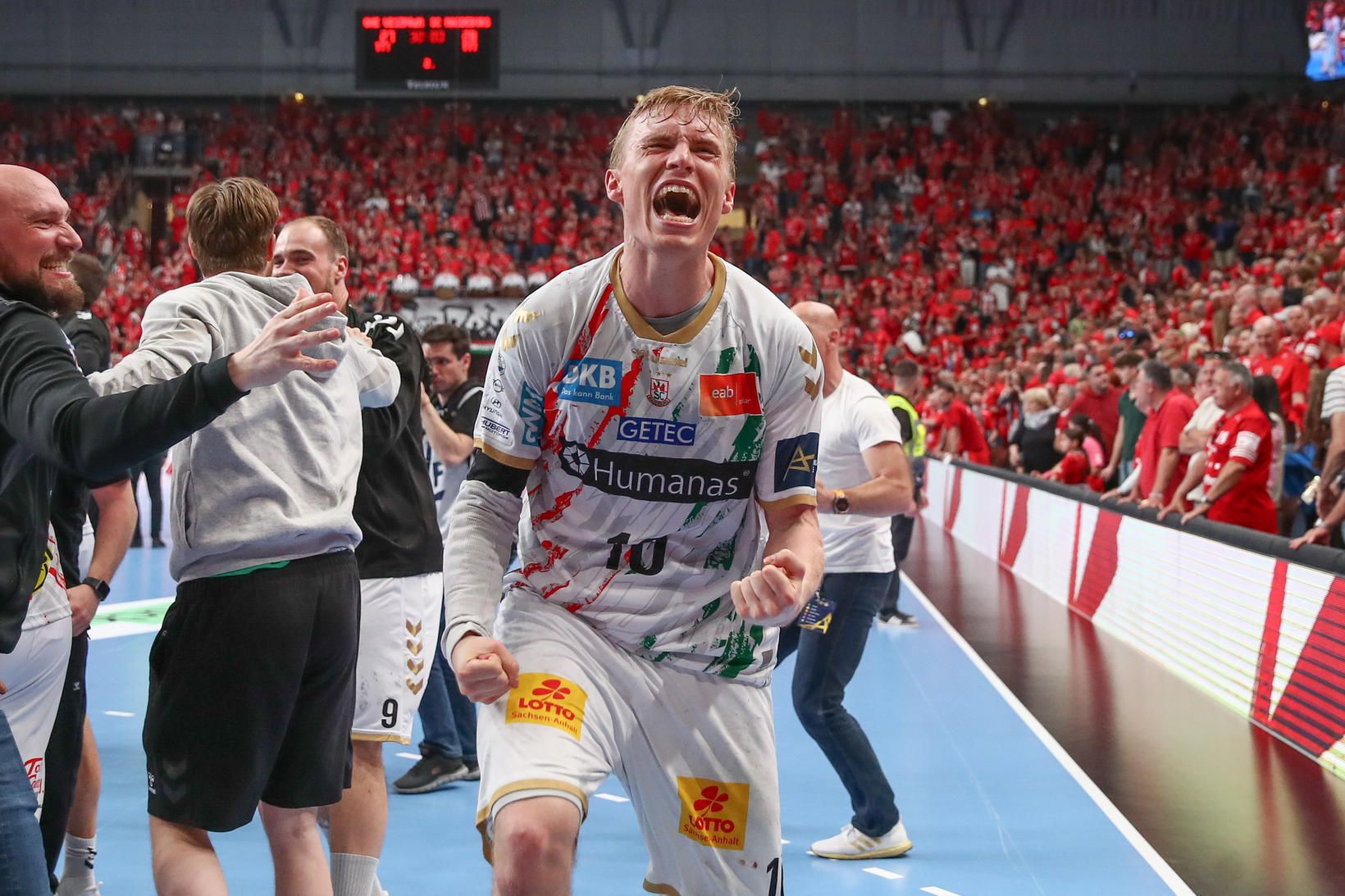 Gísli Þorgeir að fagna í leikslok.