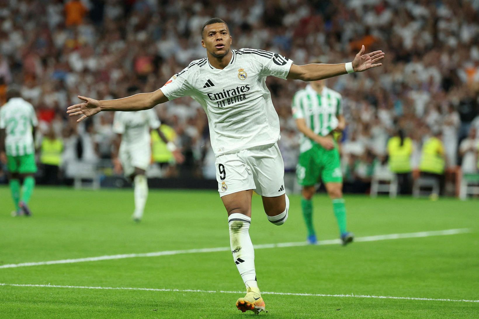 Kylian Mbappé fagnar marki í leik með Real Madríd.