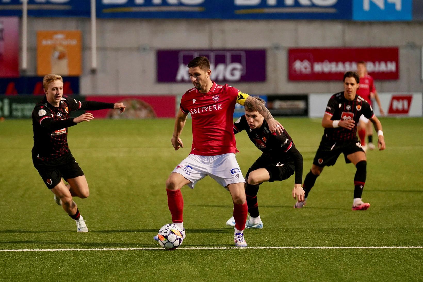 Kristinn Freyr Sigurðsson fyrirliði Vals í kvöld með boltann.