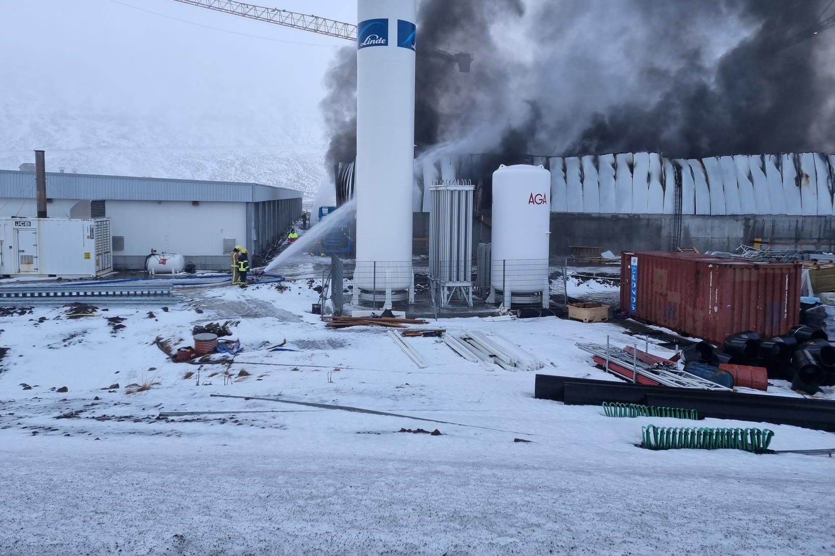 Slökkviliðið hefur náð tökum á brunanum á Tálknafirði.